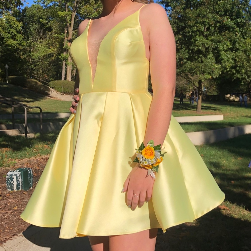 Gorgeous yellow homecoming dress💛
